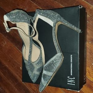 INC International Karsyn 11M T-Strap Pumps Pewter with Matching Clutch